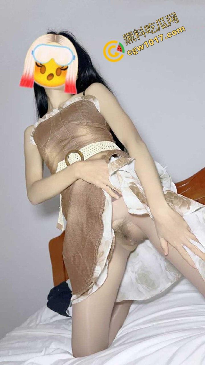 半夜闯入嫩艳小姨子房，不穿内裤赤裸诱惑，舌尖轻吻肉穴深处，脚踩鸡巴丝袜磨，饥渴肉体大胆索求！-4