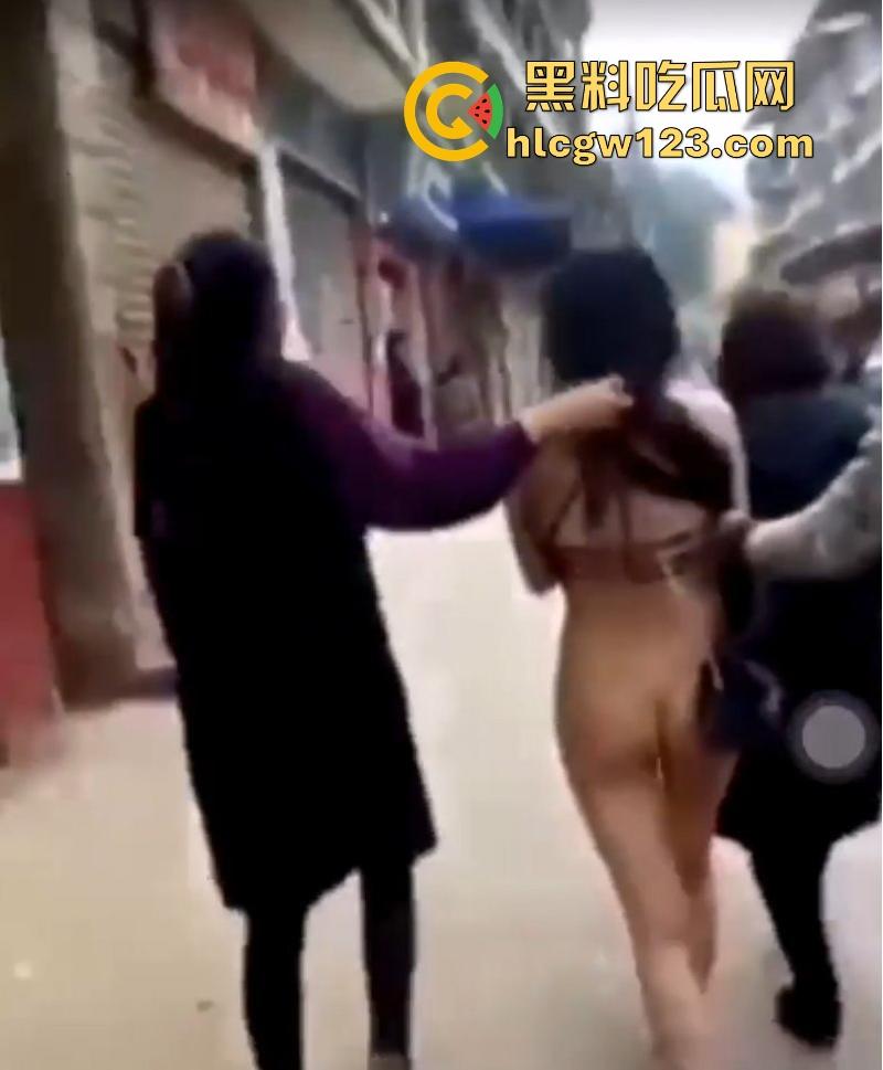 四川宜宾捉奸名场面 原配抓到小三 殴打后扒光将其裸体游街 雪白肥臀亮瞎双眼!-5