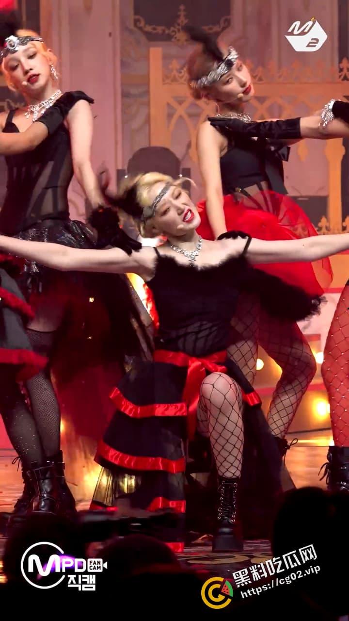 韩国女团 (G) I-DLE 台湾成员 叶舒华 露奶秀 跳舞时动作太大不慎漏点 现场表演真空上阵 褐色乳头小奶一览无余-6