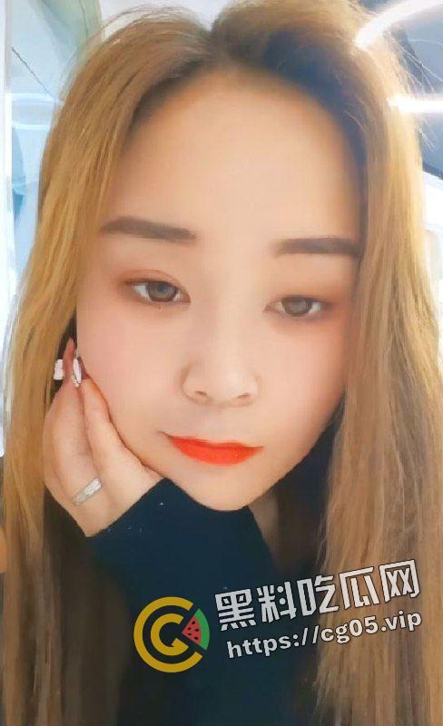 偷拍亲嫂子上厕所！南昌小伙背着亲哥约美女嫂子出去玩 还偷拍嫂子上厕所 第一次见视频比照片还好看的-6