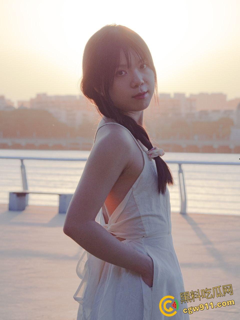 广东佛山新婚小夫妻，趁着休婚假在家疯狂做爱，开档黑丝足交韵味十足，蒙眼调教后入翘臀 ！-1