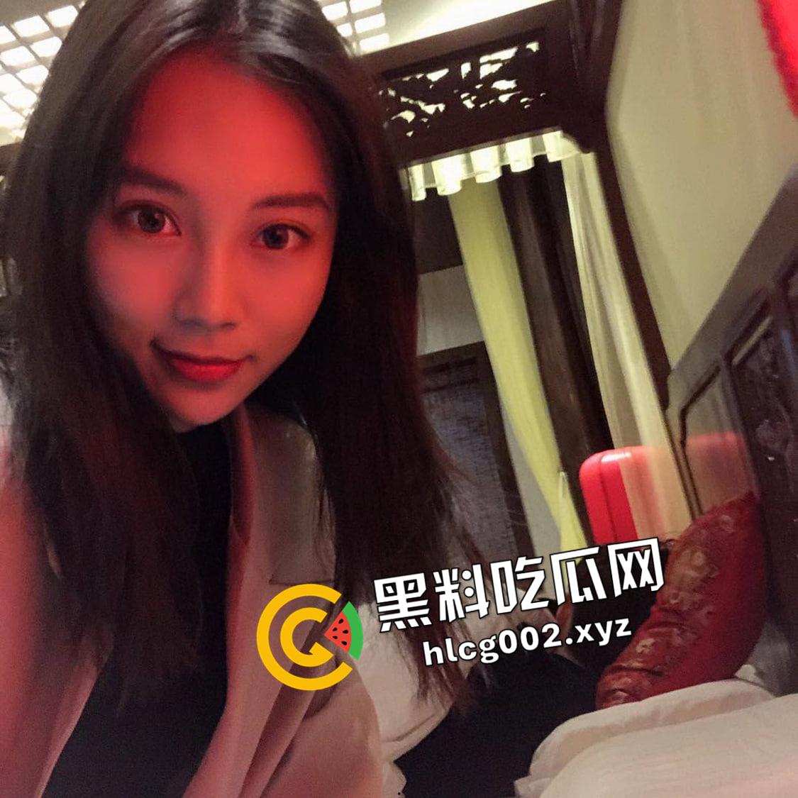 瓜友投稿！网恋海南公务员美人妻 网红级别的素颜长相 骚鲍鱼一模就喷水 掰开给你看-1