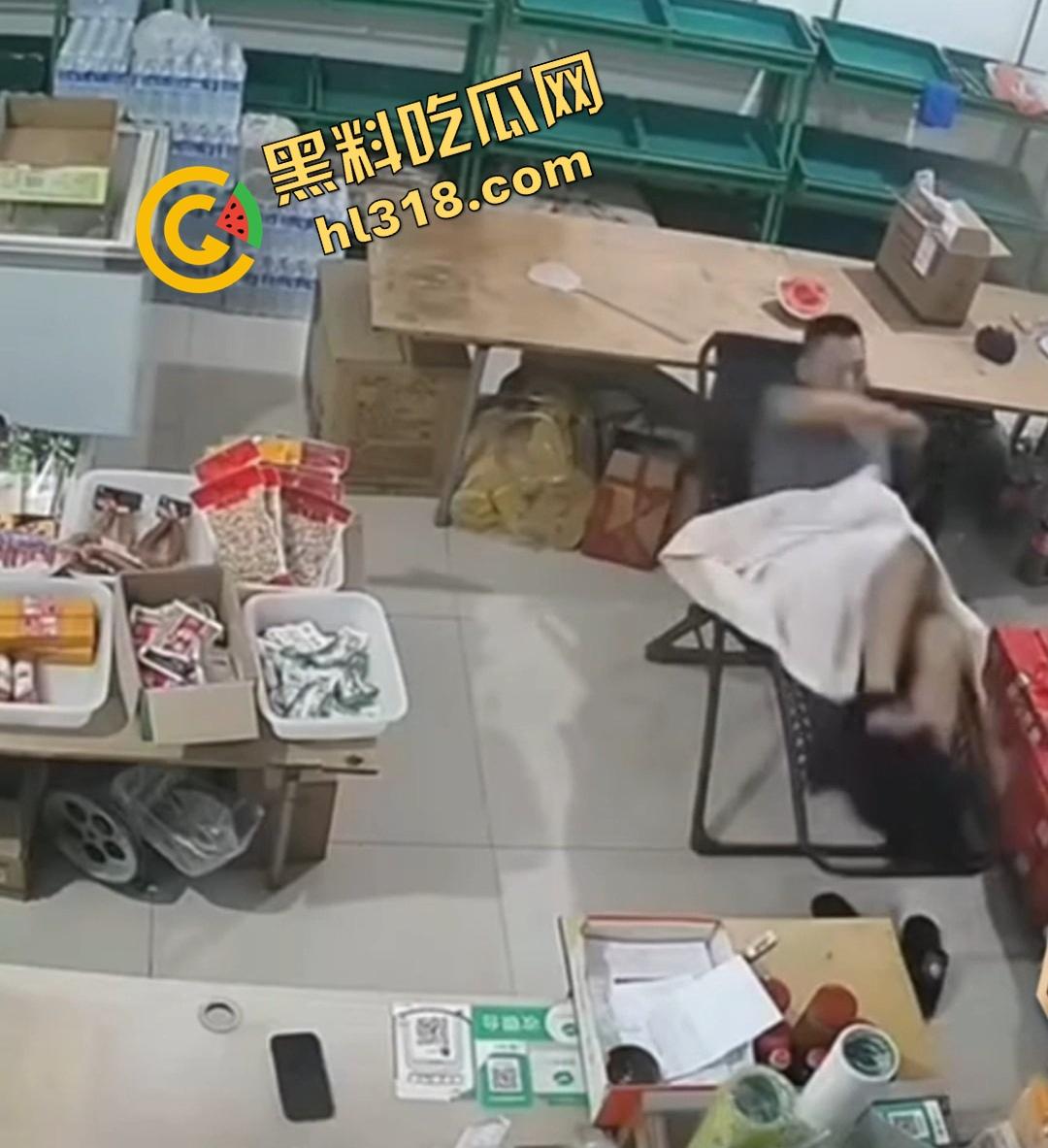 大白天门店打飞机被顾客撞见，店主骚到开着门撸管，顾客进门直接吓懵，这饥渴劲头是真服了！-7