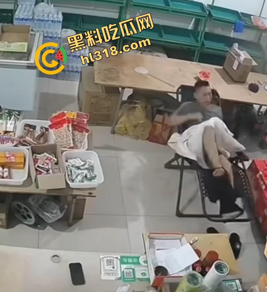 大白天门店打飞机被顾客撞见，店主骚到开着门撸管，顾客进门直接吓懵，这饥渴劲头是真服了！-8