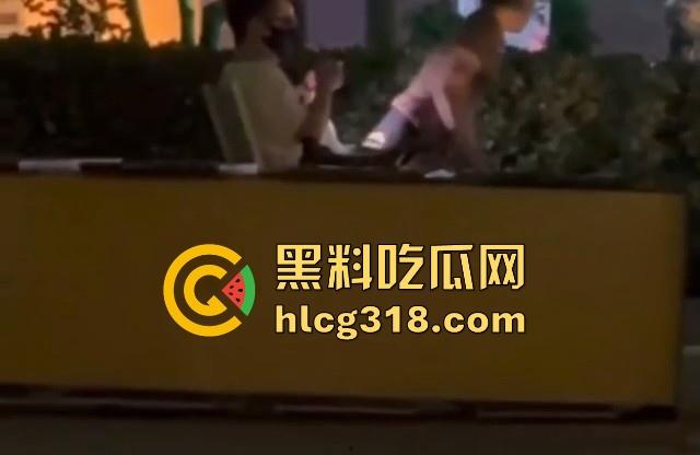 深圳某公园偶遇户外博主?草丛长椅疯狂骑乘,还大胆开灯怼拍,你别说这女的身材真可以呀!-4