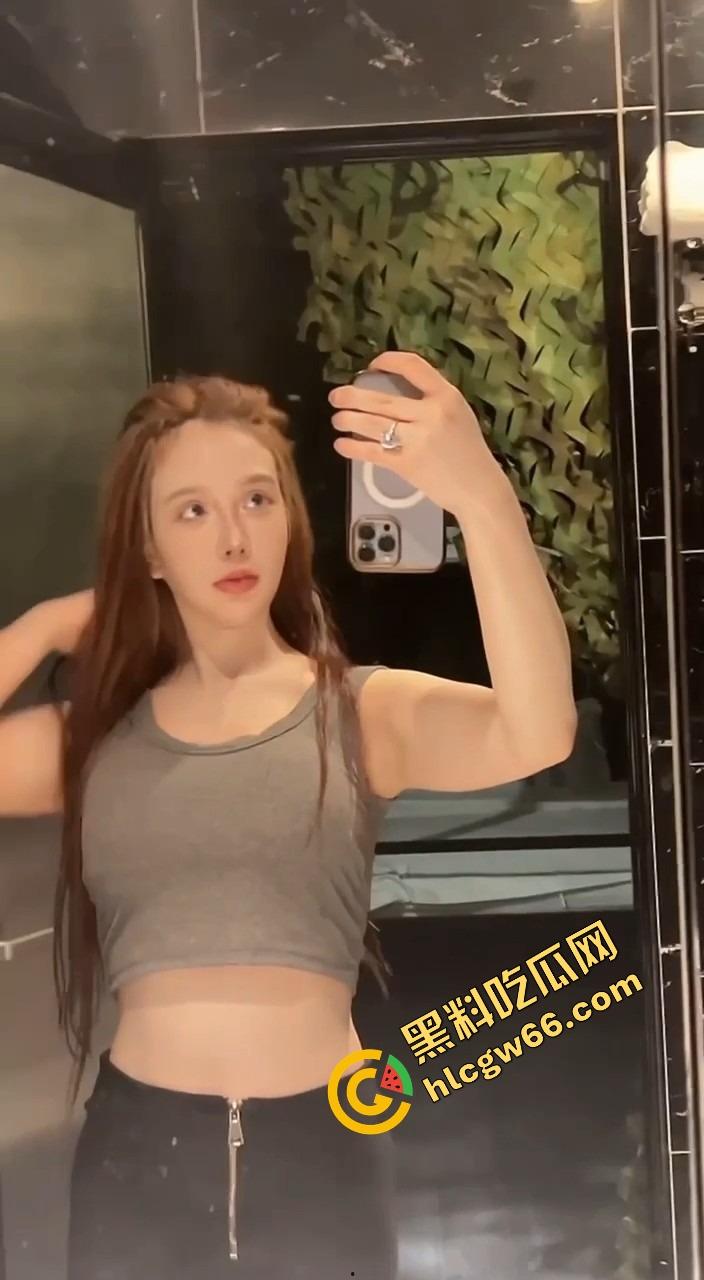 黑龙江高端外围三女一男群P淫趴视频曝光，直播还在装纯，镜子前跪舔抢屌，骚得毫无下限！-1