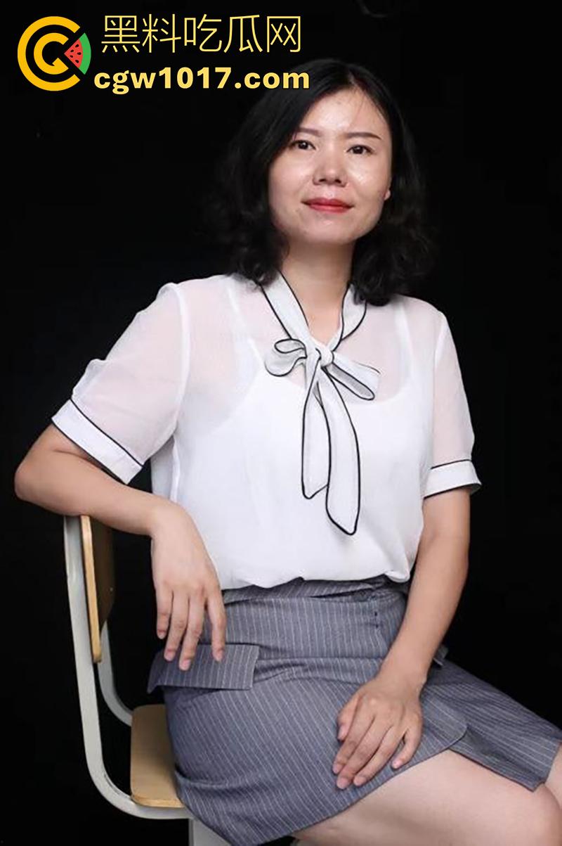 重庆反差中学老师【王家秀】42岁肥臀熟女，偷情出轨自己学生，老公是同校化学老师，被写上淫语疯狂吃鸡，太刺激了！-1