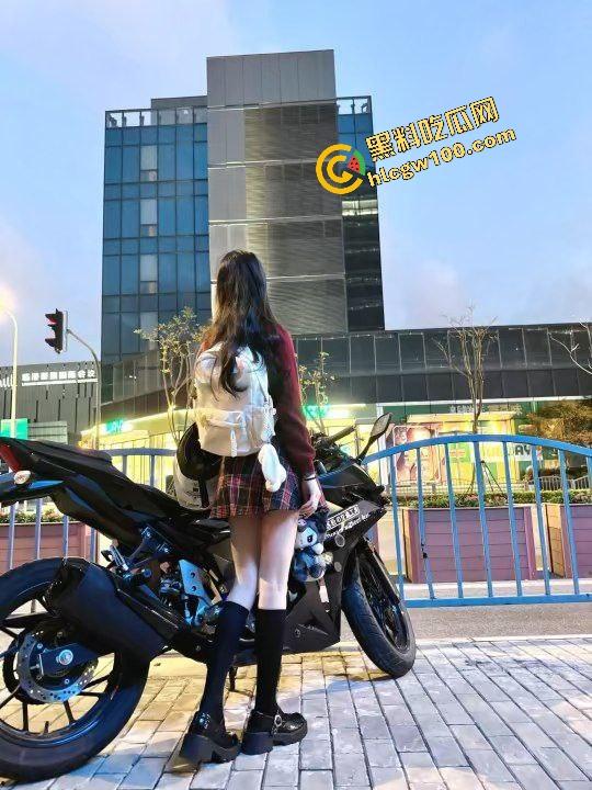 广西北海清纯机车女孩【袁晴】机车女反差骚贱的一面，约炮酒吧小帅后入猛插，抱起来爆操！独家流出！-6