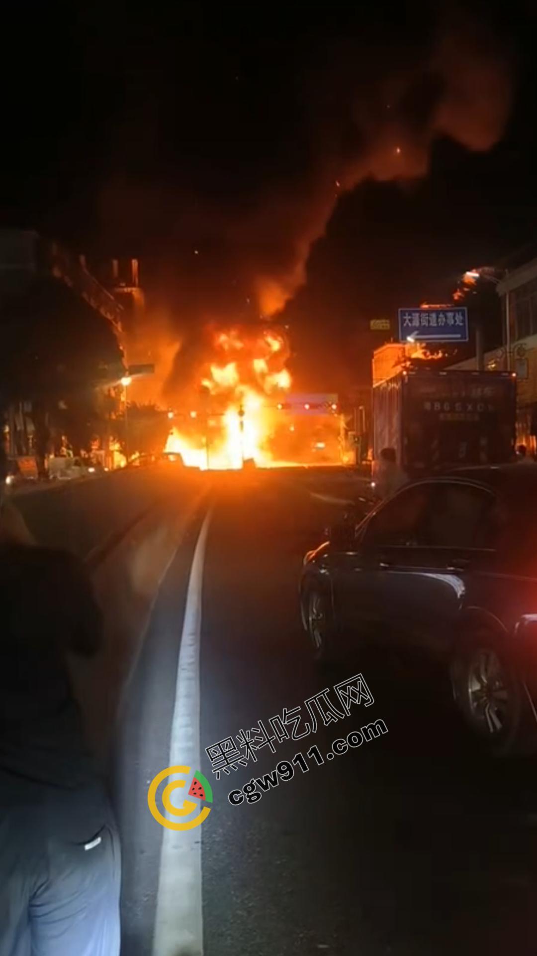 广州白云区货车爆炸险酿惨剧！滔滔大火，硝烟弥漫，爆破连连，现场独有的耀眼与震撼，不容错过-3