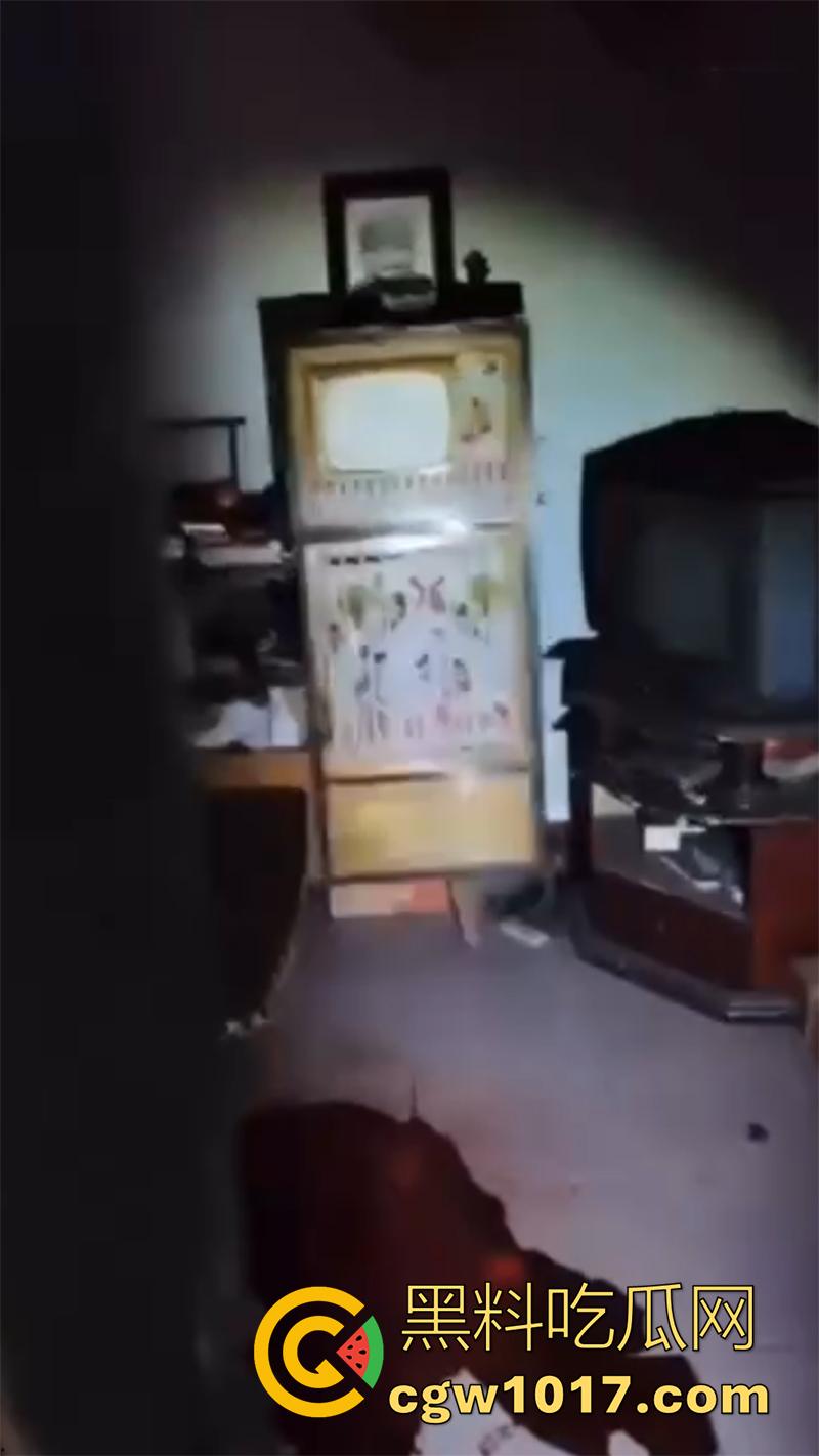 户外主播探险遇灵异，老屋招魂竟真的成功了，红衣老太就坐在窗前，现场水碗变鲜血，胆小者勿入！-6