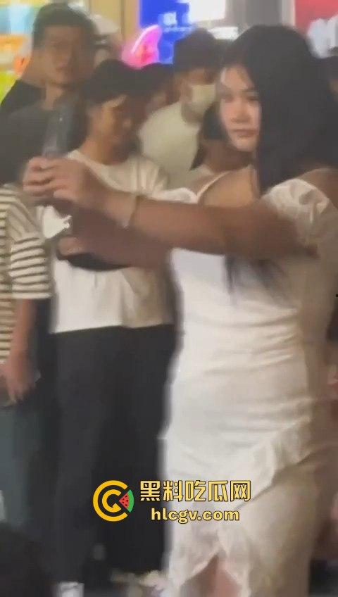 肉装女神高跟鞋一拳撂倒男友，战斗力爆棚！打完还淡定整理衣服发朋友圈，真不把人当回事！-1