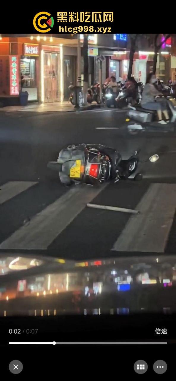 潮阳棉城精神小伙街头斗殴！马刀上手，砍到手臂当场飞掉！-11