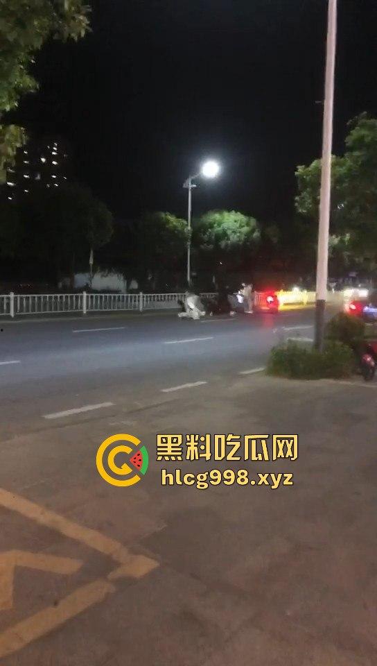 潮阳棉城精神小伙街头斗殴！马刀上手，砍到手臂当场飞掉！-12