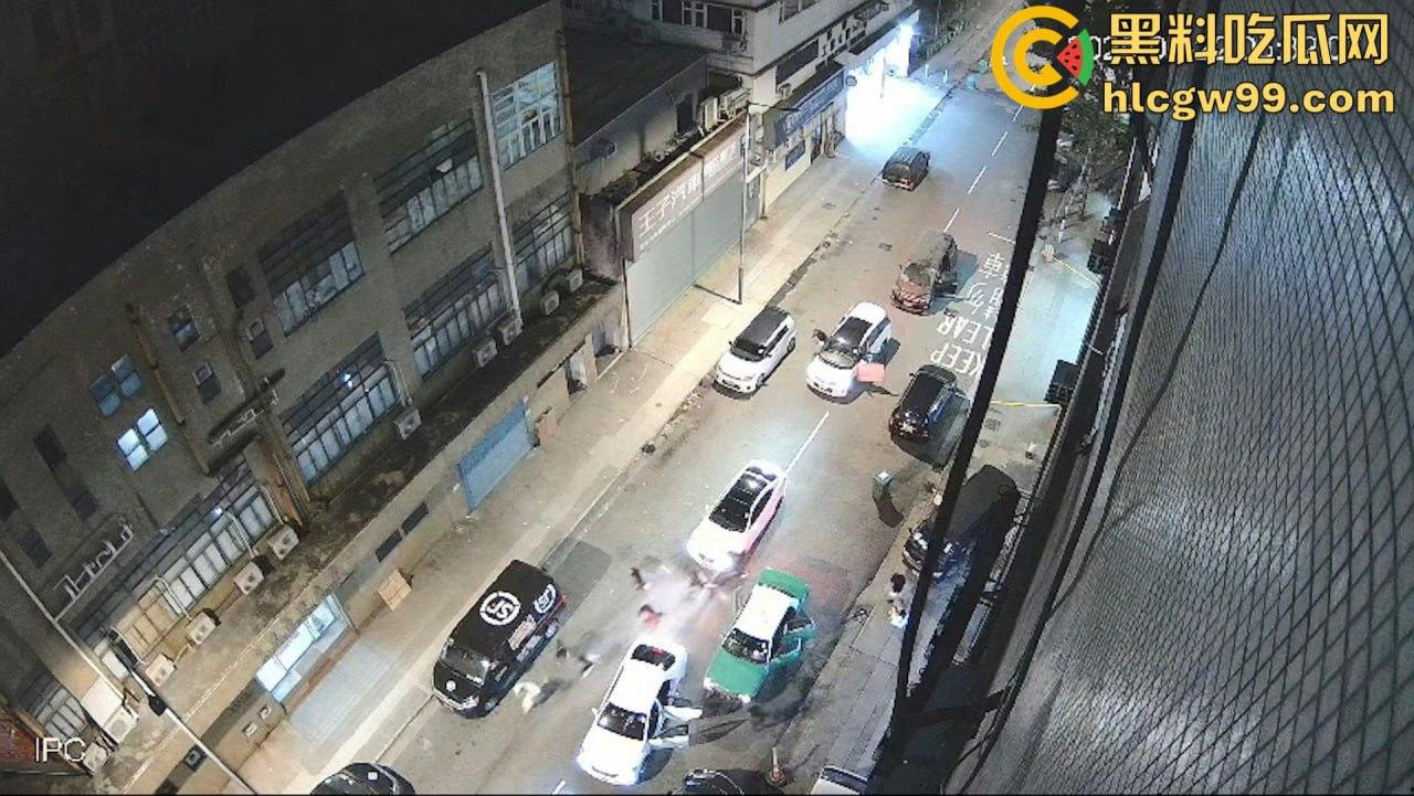 现实黑社会香港选坐馆前的争斗，【胜和】骨干被【新义安】众刀手驾车包抄，乱刀追砍搏杀至死-2