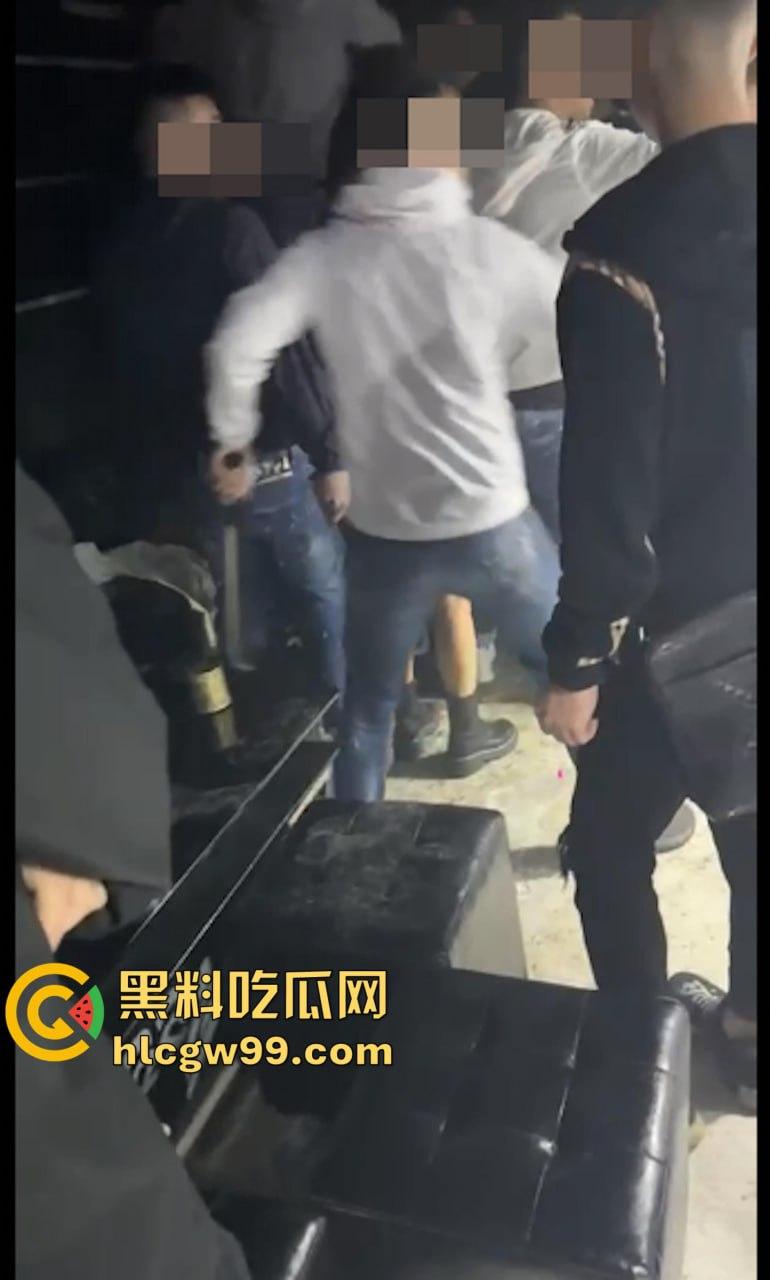 现实黑社会香港选坐馆前的争斗，【胜和】骨干被【新义安】众刀手驾车包抄，乱刀追砍搏杀至死-3