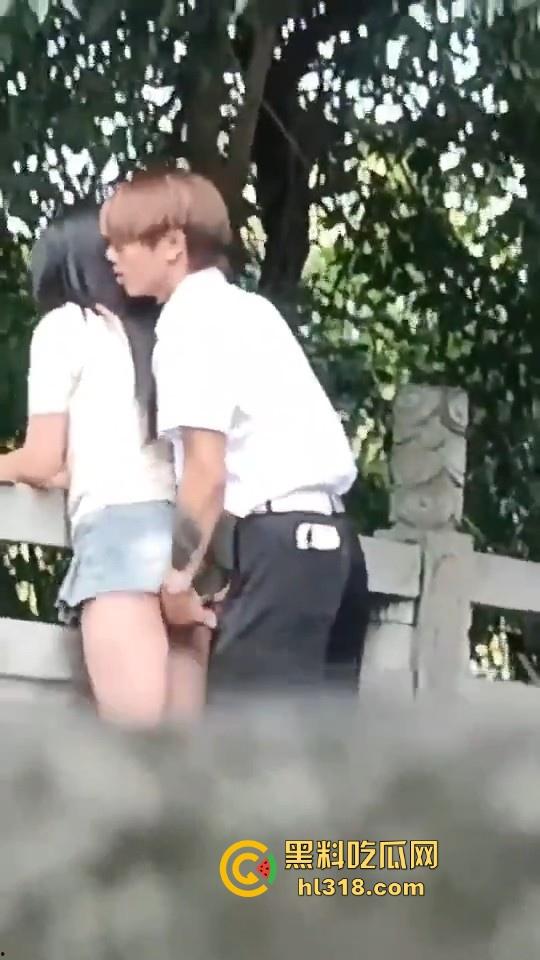 这世道还是黄毛牛逼！精神小伙桥上无套后入学生妹，清纯嫩妹翘起肥臀配合，羡慕黄毛！-1