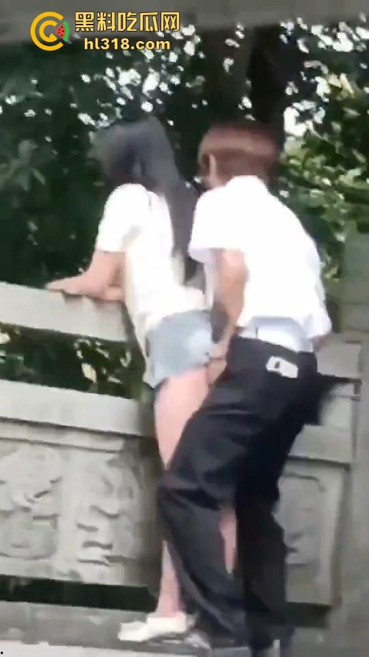 这世道还是黄毛牛逼！精神小伙桥上无套后入学生妹，清纯嫩妹翘起肥臀配合，羡慕黄毛！-2