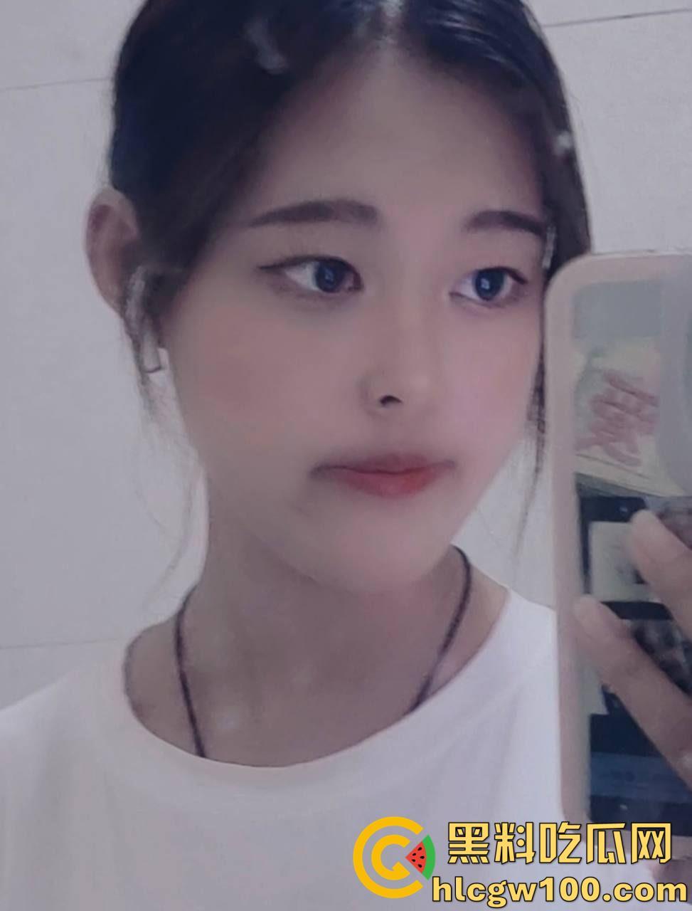 重庆医学院【李青玉】长相清纯却骚到不行的贫乳反差学妹，被学长哄骗发骚自拍-7