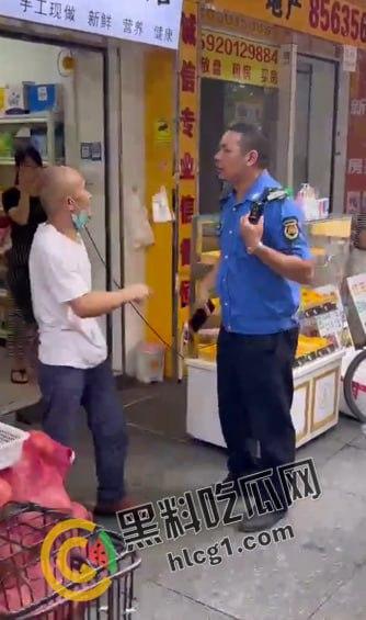 广州市天河区棠德花苑城管与卖椰子的小贩起争执，小贩操起铲子当场爆头 血流不止 大快人心！-1