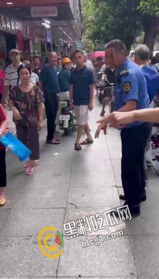 广州市天河区棠德花苑城管与卖椰子的小贩起争执，小贩操起铲子当场爆头 血流不止 大快人心！-3