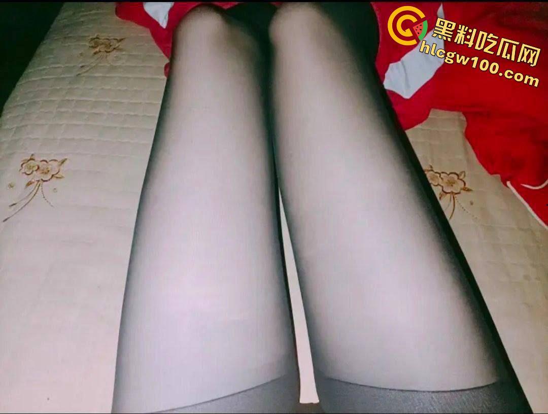 重庆医学院【李青玉】长相清纯却骚到不行的贫乳反差学妹，被学长哄骗发骚自拍-17