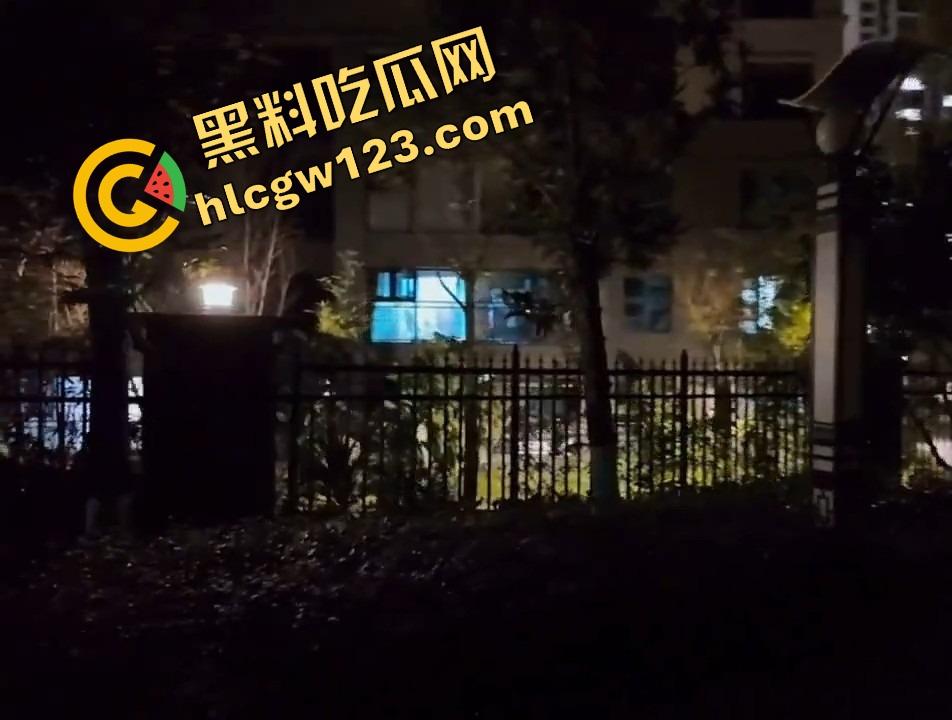 小仙女反向遛狗现场曝光，项圈戴自己脖子上被狗拽着跑，香菜生吃配狗粮，真把自己当狗了？-9