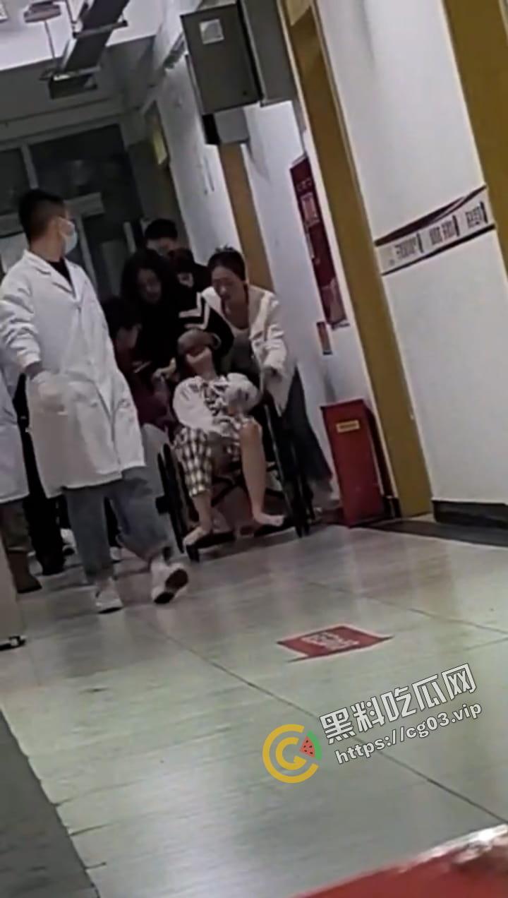 小仙女集美  在宿舍喝二锅头加青霉素 上头耍酒疯跳楼 吓坏辅导员 救护车都来了-3