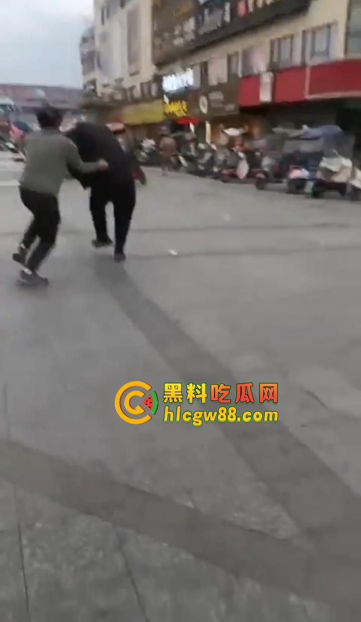 浙江绍兴大润发门口血案惊现，大唐街头持刀狂砍，多人倒地不起，随机连杀四人场面太他妈狠了！-6