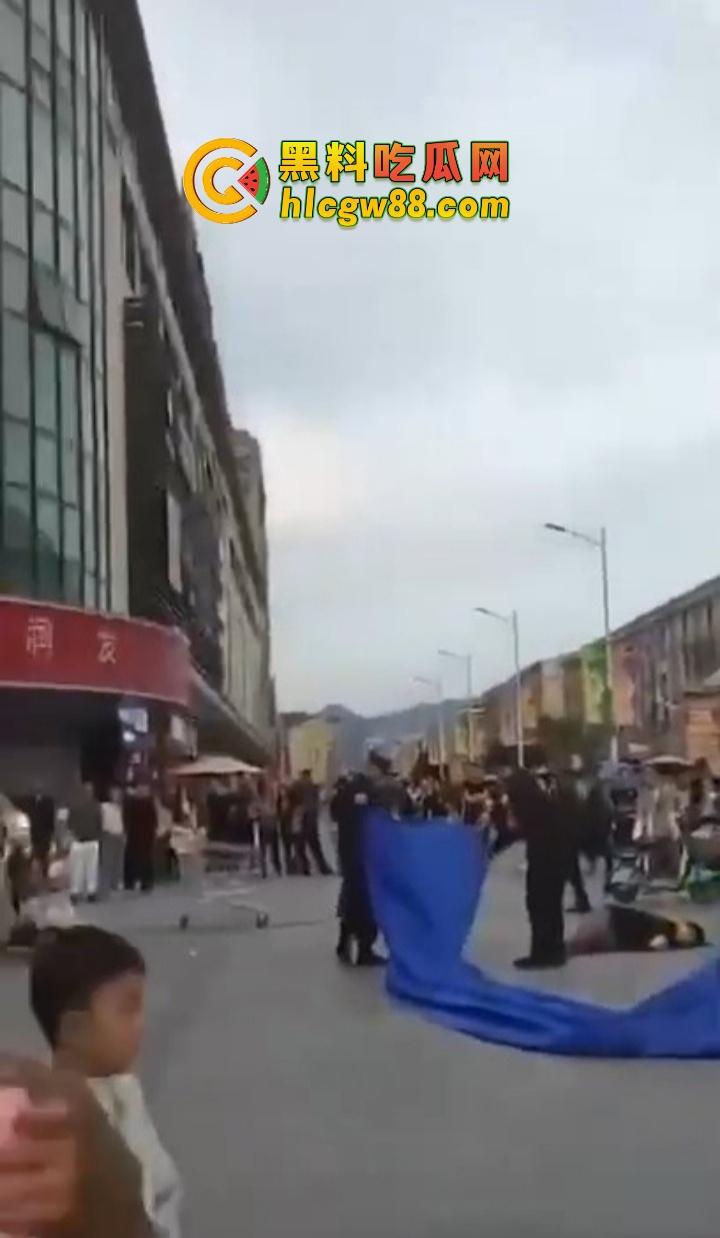 浙江绍兴大润发门口血案惊现，大唐街头持刀狂砍，多人倒地不起，随机连杀四人场面太他妈狠了！-11