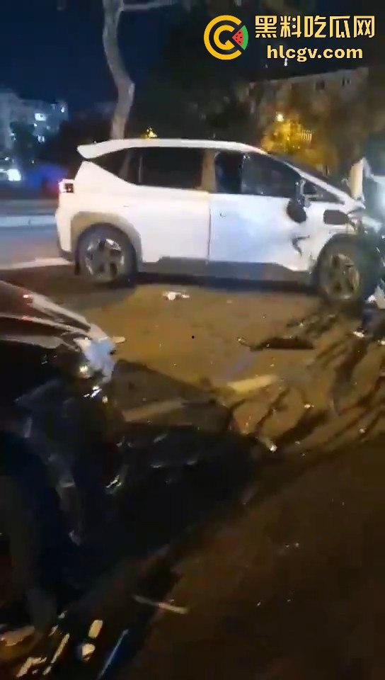 青岛人民路水泥罐车疯狂逆行撞上五十余辆车！司机一边撞一边大骂报复社会，车祸视频曝光！-2