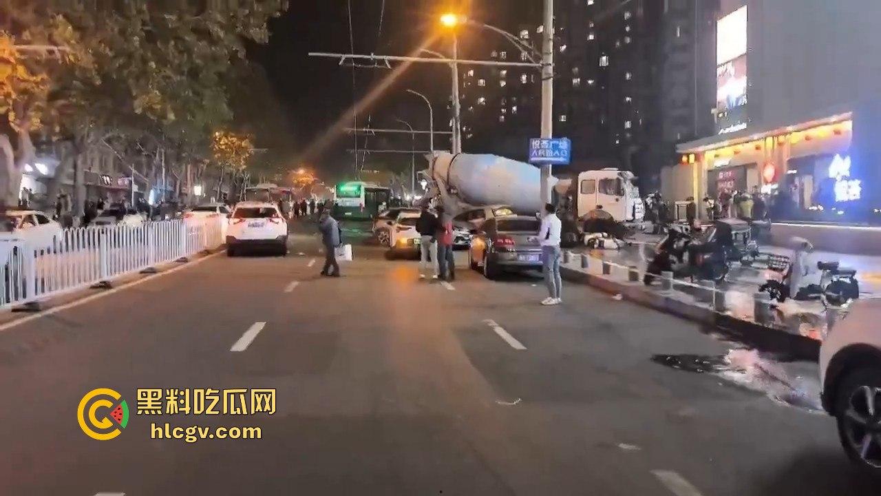 青岛人民路水泥罐车疯狂逆行撞上五十余辆车！司机一边撞一边大骂报复社会，车祸视频曝光！-8
