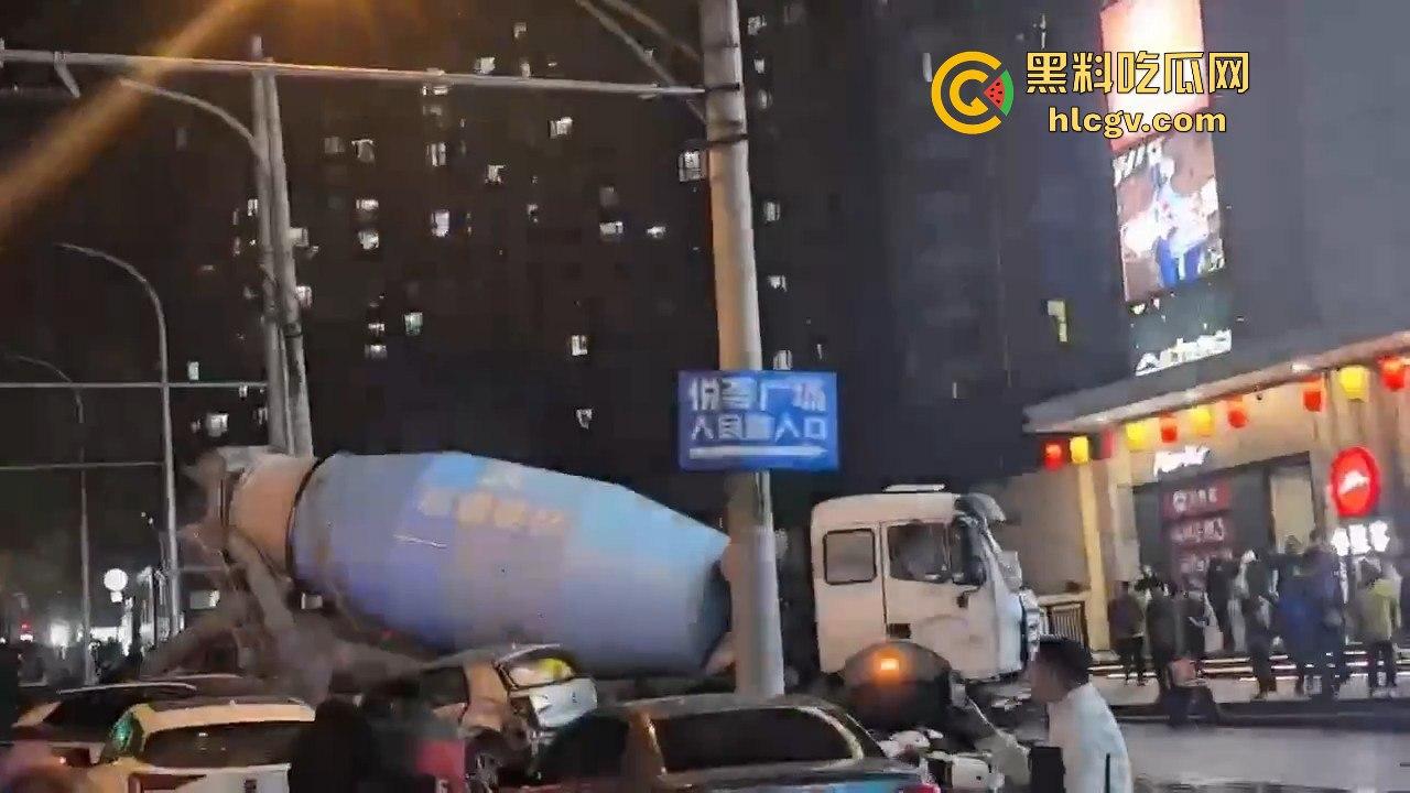 青岛人民路水泥罐车疯狂逆行撞上五十余辆车！司机一边撞一边大骂报复社会，车祸视频曝光！-9