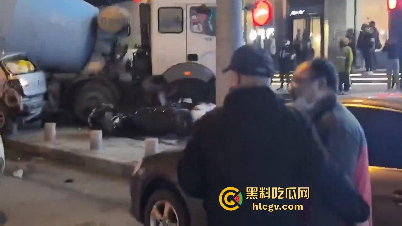 青岛人民路水泥罐车疯狂逆行撞上五十余辆车！司机一边撞一边大骂报复社会，车祸视频曝光！-10