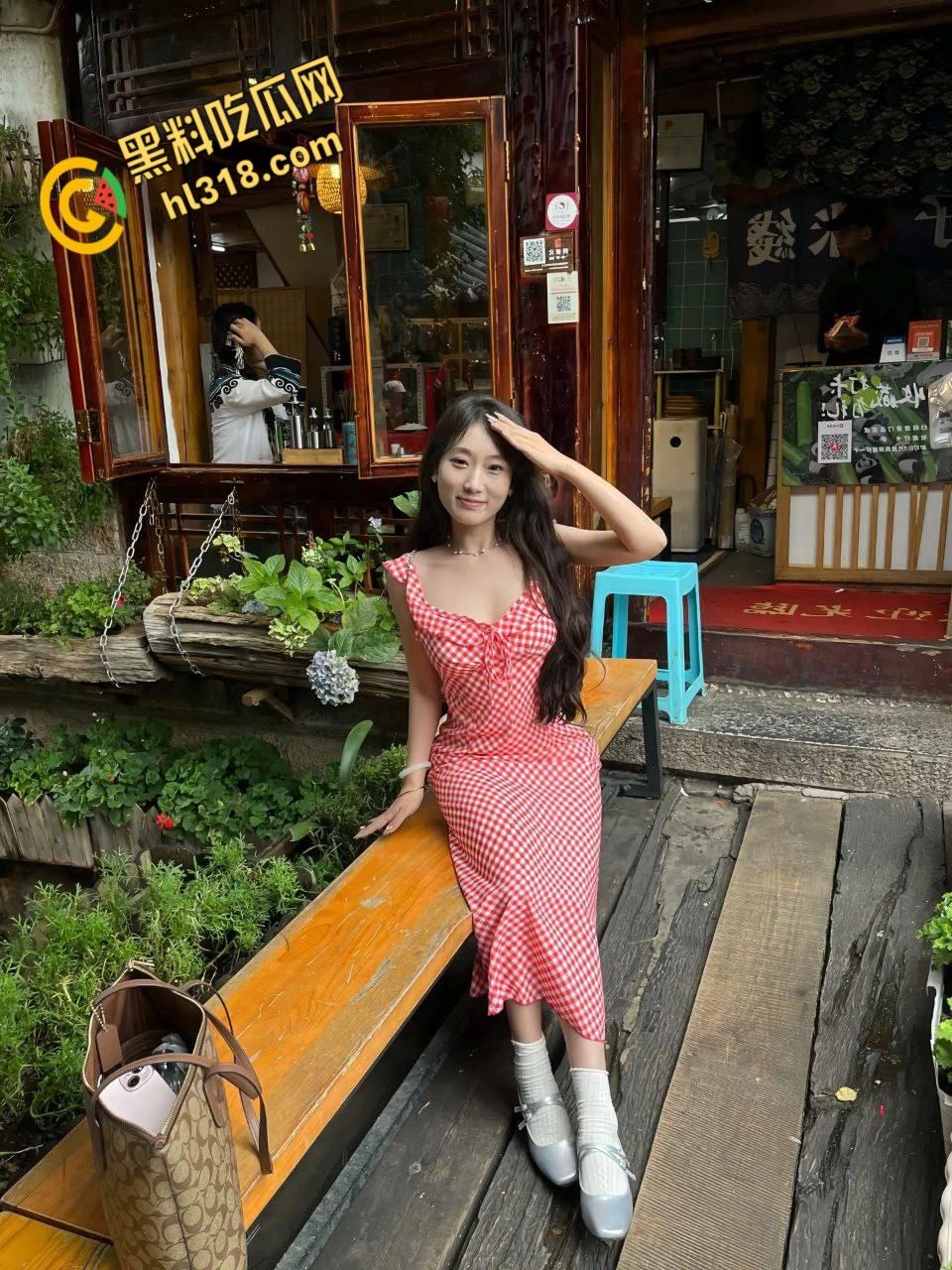 热恋期情侣出租房视频流出，520拍裸照纪念，黑丝美乳露脸口交，被男友拽住双手，猛插多毛粉穴！-2