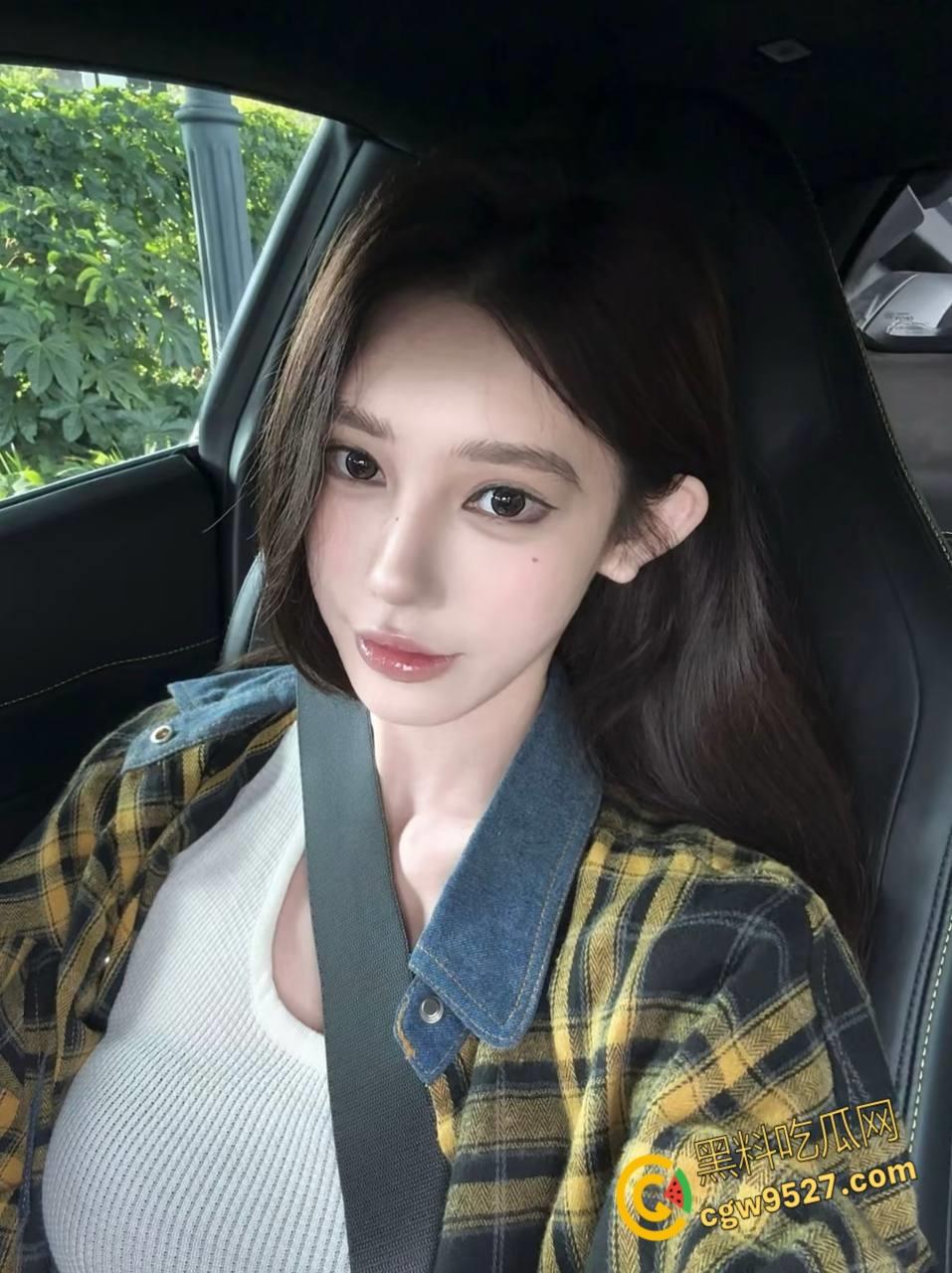 商场逛小吃街，妹妹野外尿尿露出雪白翘臀，勾引哥哥一起去小树林，狂舔骚逼后入爆操，激情内射 !-1