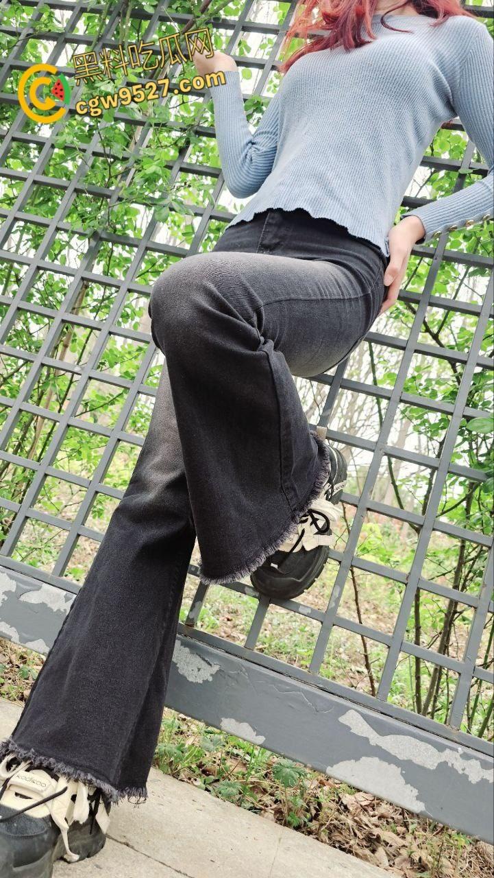 商场逛小吃街，妹妹野外尿尿露出雪白翘臀，勾引哥哥一起去小树林，狂舔骚逼后入爆操，激情内射 !-5