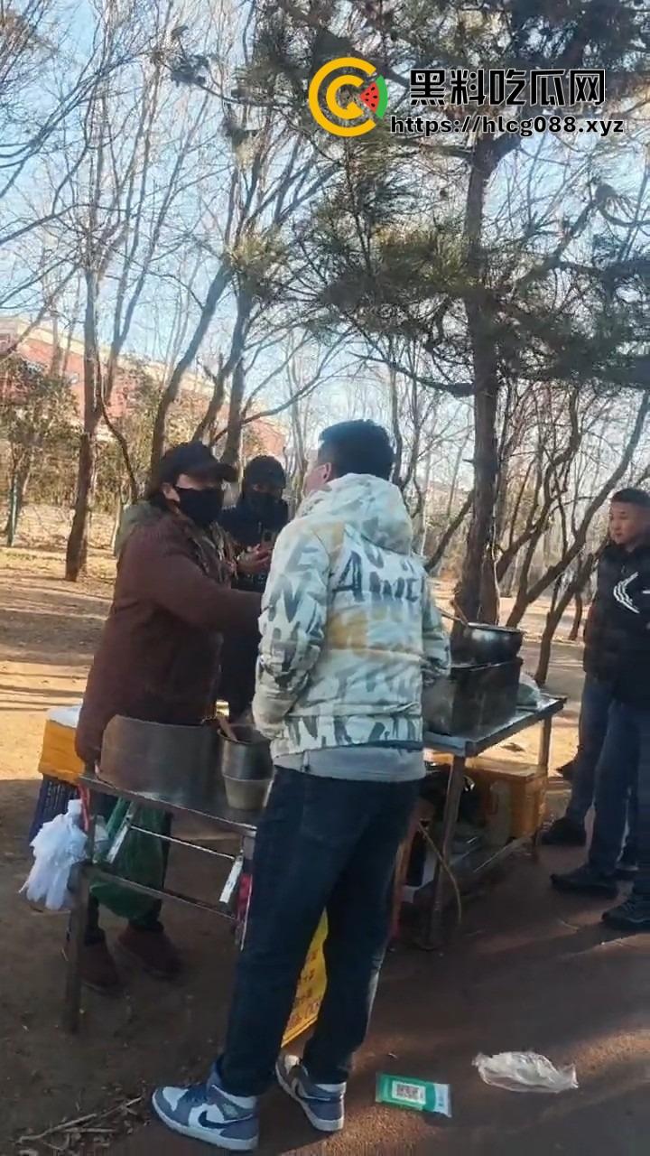 山东日照航海工程职业学院门口卖淀粉肠的摊主惨了！白衣男当街掀摊，城管还是社会哥？-11