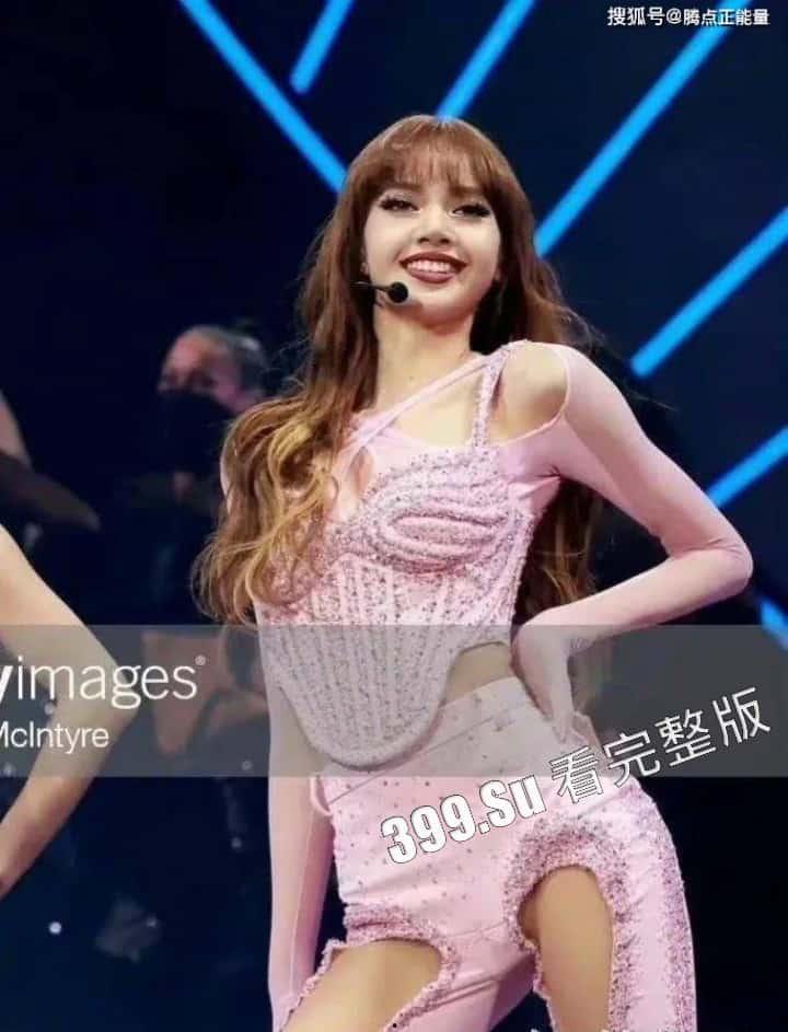 韩国女团「BLACKPINK」Lisa 在巡演中疑似不传内裤鲍鱼轮廓一览无余，网友：Lisa 现在已经成中分了-4