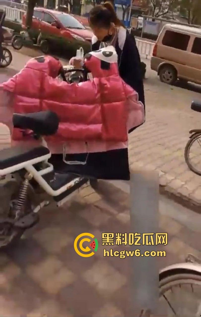 绝世老六骚出天际，躲厕所偷拍少妇方便还嘴贱嘲讽，你的逼黑得像烧焦的锅底，走夜路都能当手电筒了！-5