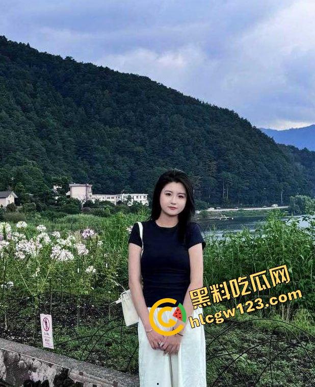 青岛极品幼师露脸抠逼泄露,讲完童话回家自慰表情媚到不行,骚到像开了九次房后再爱一次的脸!-6