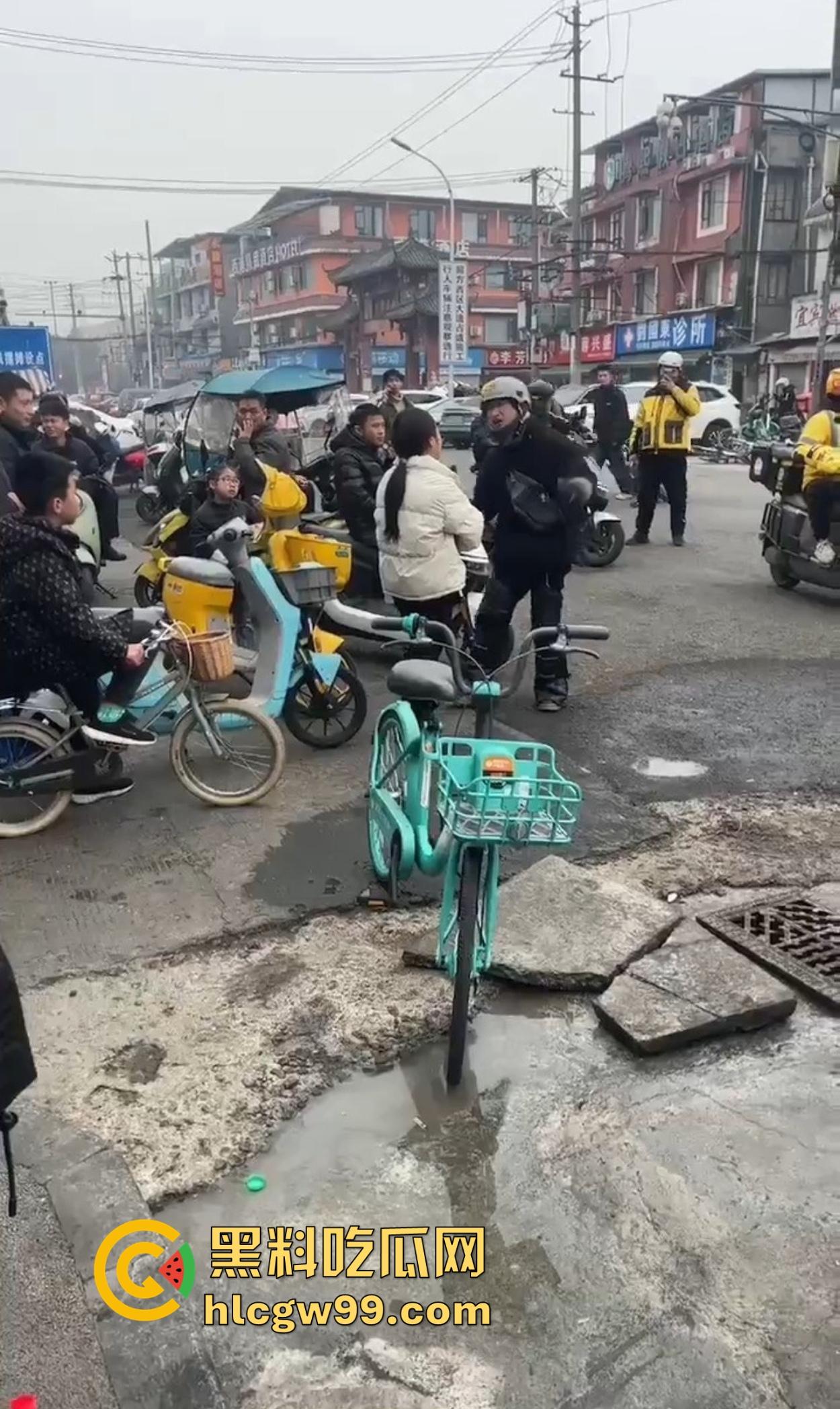 成都犀浦镇上演追债奇葩戏码 欠钱女子扬言有钱也不还 被堵街头债主开骂成rap歌手！-1