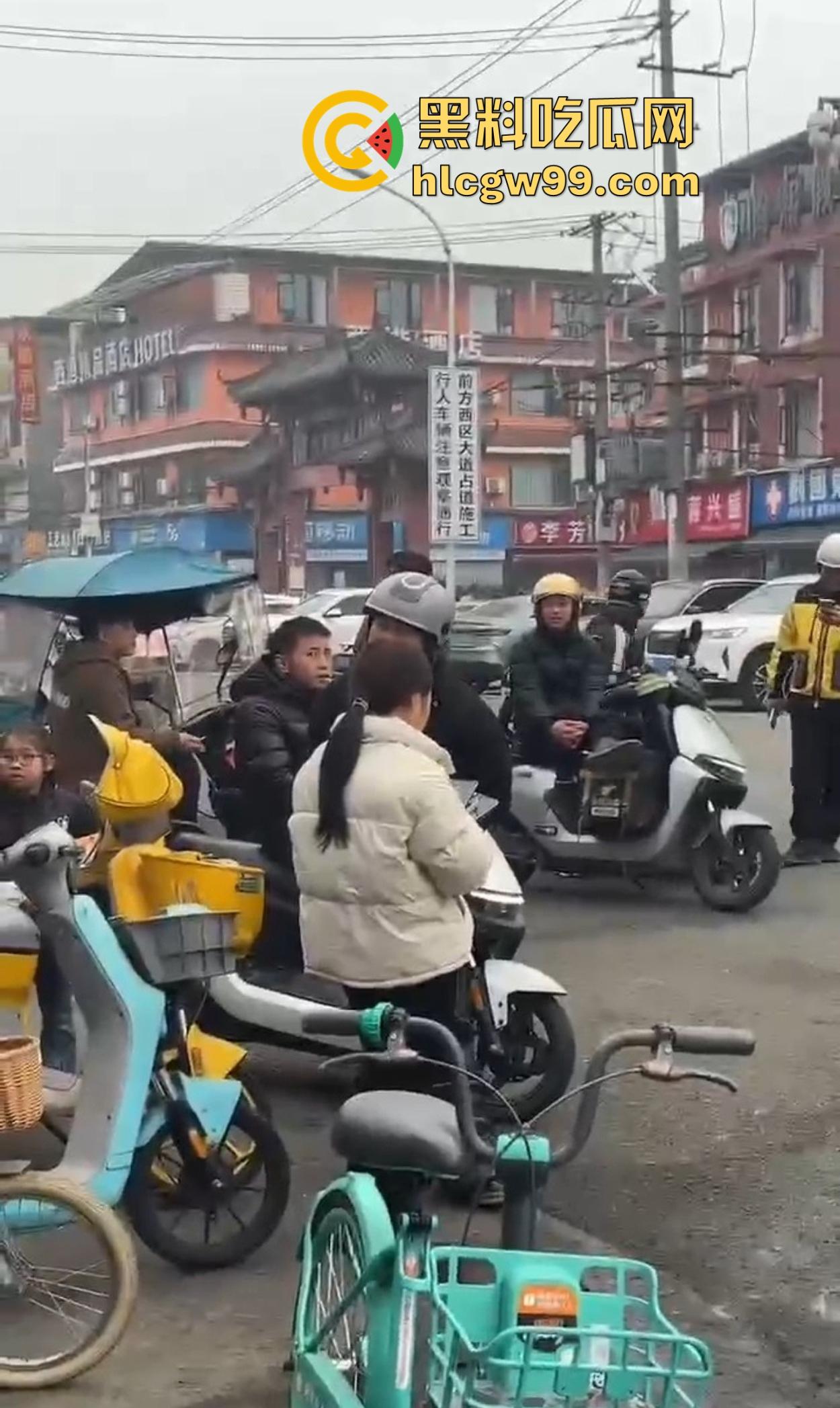 成都犀浦镇上演追债奇葩戏码 欠钱女子扬言有钱也不还 被堵街头债主开骂成rap歌手！-6