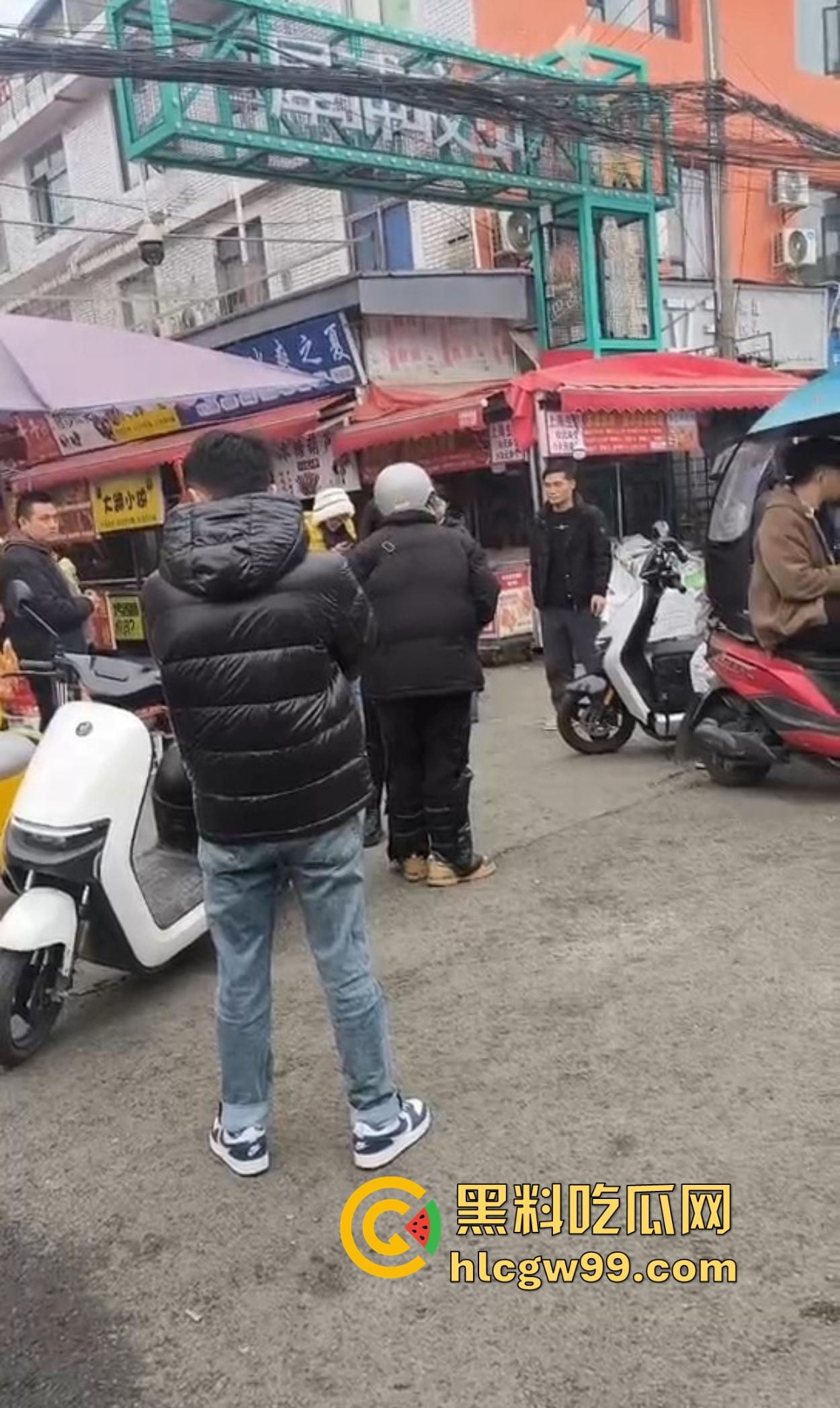 成都犀浦镇上演追债奇葩戏码 欠钱女子扬言有钱也不还 被堵街头债主开骂成rap歌手！-7