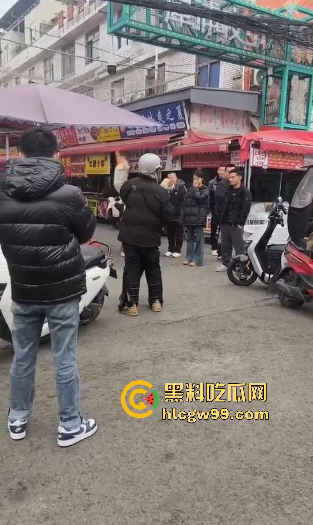 成都犀浦镇上演追债奇葩戏码 欠钱女子扬言有钱也不还 被堵街头债主开骂成rap歌手！-8