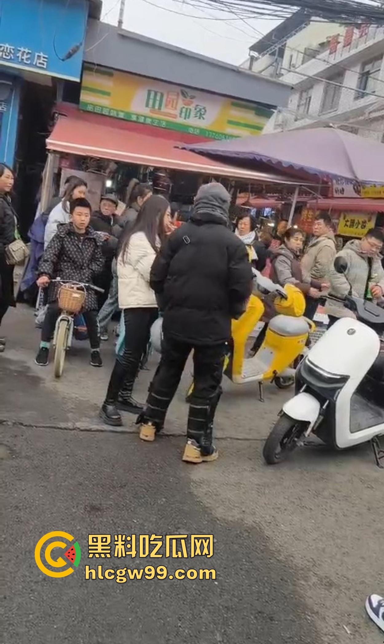 成都犀浦镇上演追债奇葩戏码 欠钱女子扬言有钱也不还 被堵街头债主开骂成rap歌手！-10