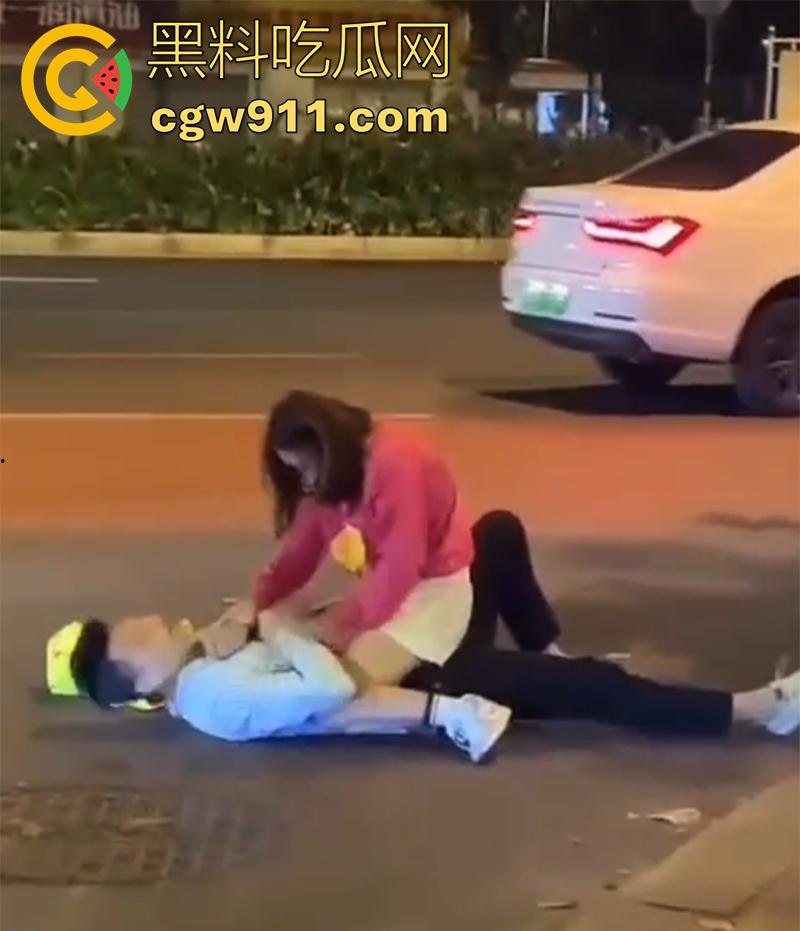 情到深处控制不住，广州街头女上位按倒男子，当众脱裤子强行插入，这回不能算男的强奸了吧！-1