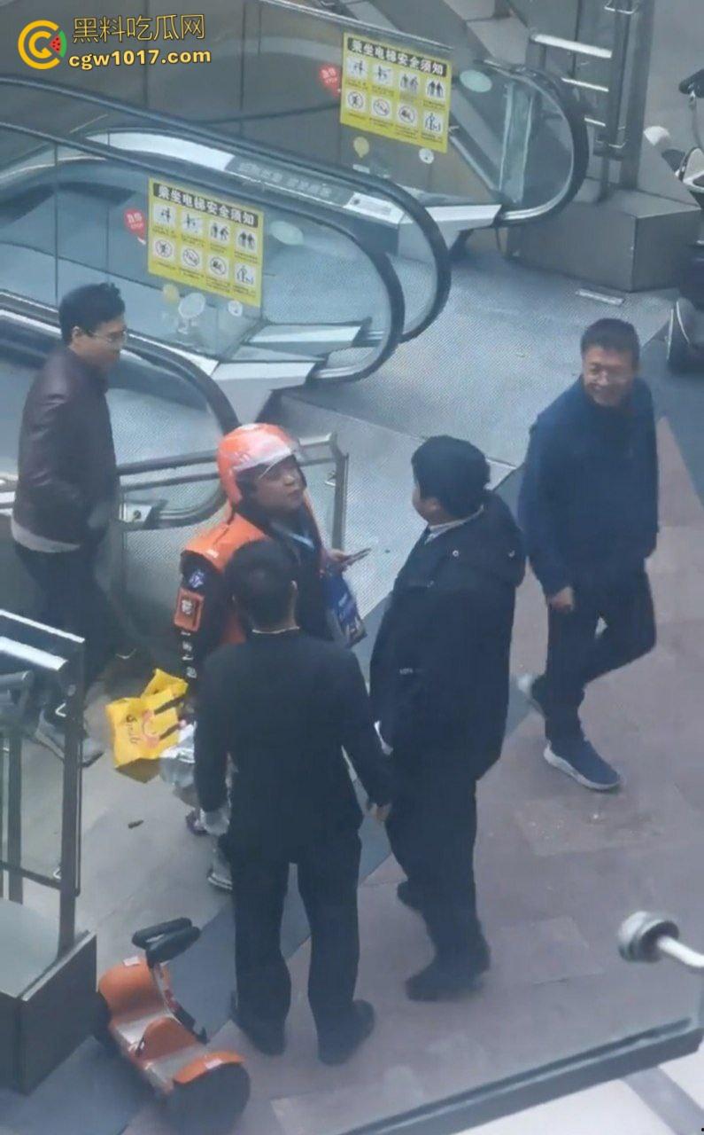 保安和外卖员商场爆发矛盾，真实上演君子动口不动手，互吐口水对峙互不退让，保安看他戴头盔就吐了就跑 ！-4