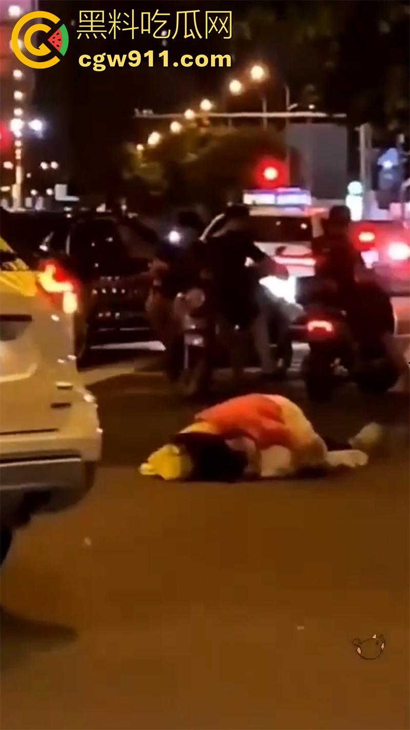 情到深处控制不住，广州街头女上位按倒男子，当众脱裤子强行插入，这回不能算男的强奸了吧！-5