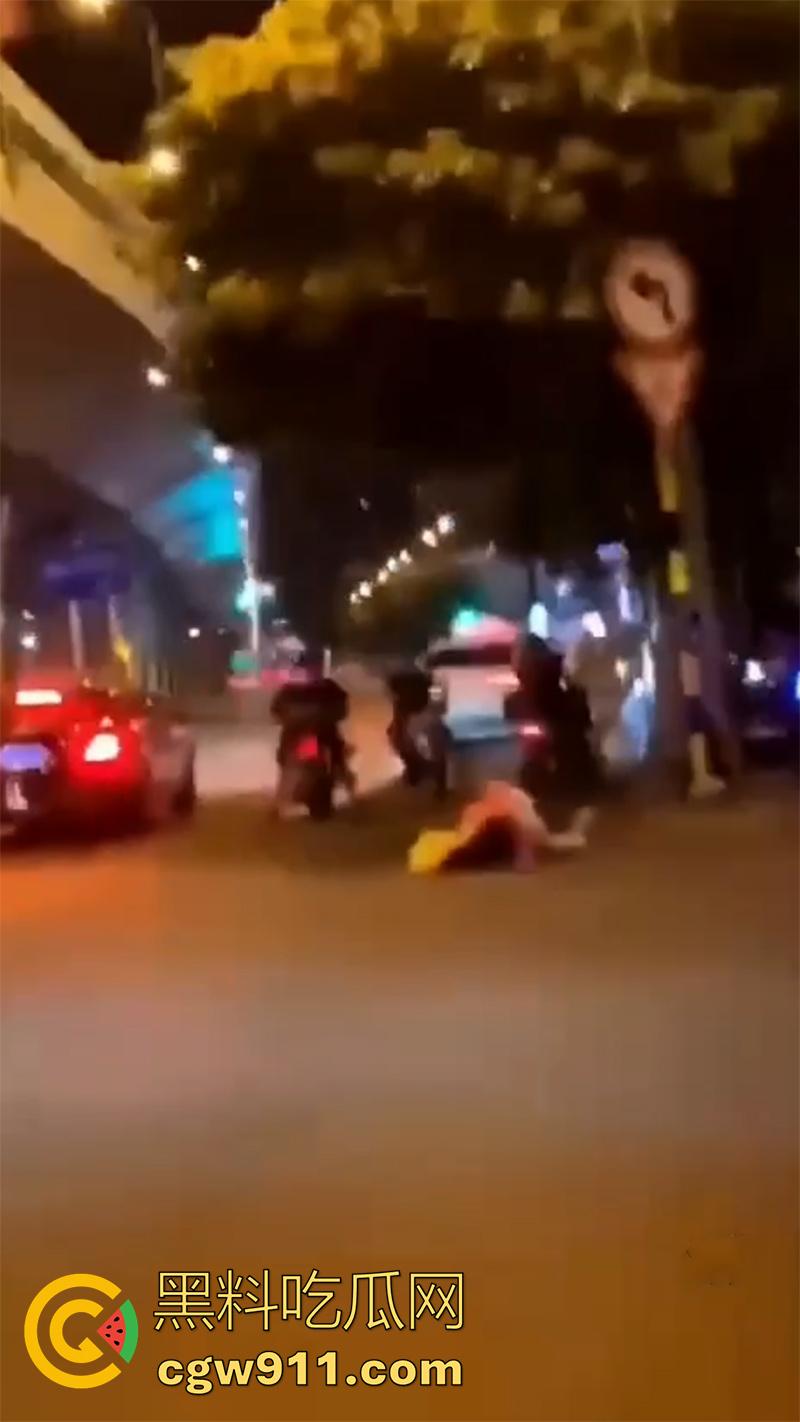 情到深处控制不住，广州街头女上位按倒男子，当众脱裤子强行插入，这回不能算男的强奸了吧！-7