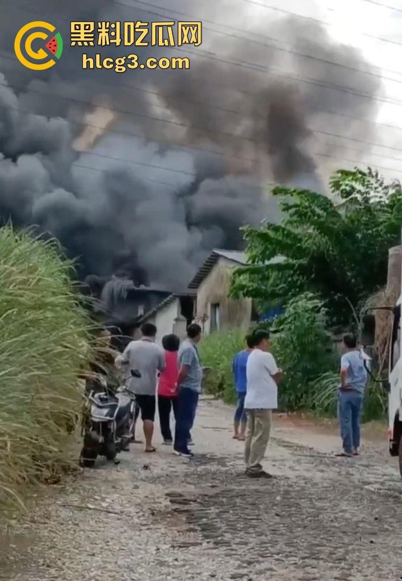 完了 完了 锅烧穿了！海口垦科路一处库房突发大火 现场火光冲天浓烟滚滚！-2